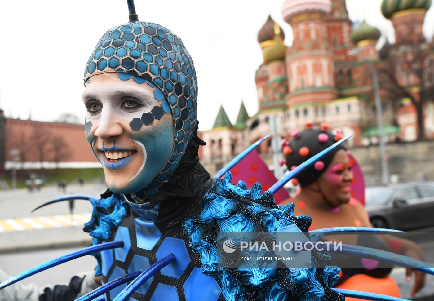 Артисты Cirque du Soleil открыли летний сезон в парке "Зарядье"