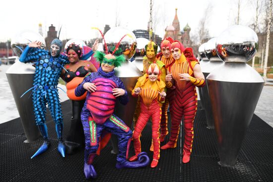 Артисты Cirque du Soleil открыли летний сезон в парке "Зарядье"