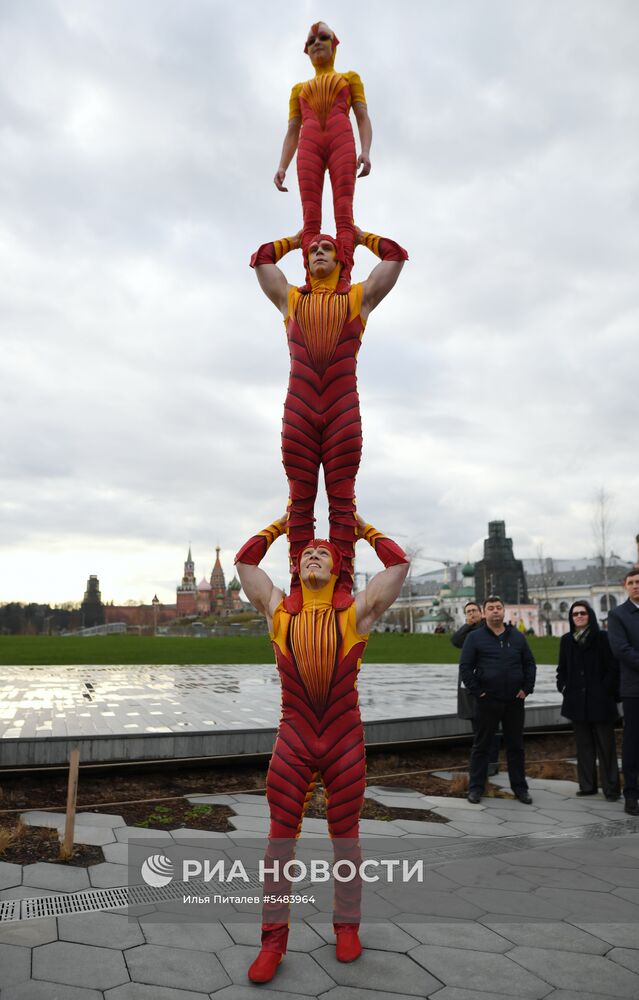 Артисты Cirque du Soleil открыли летний сезон в парке "Зарядье"