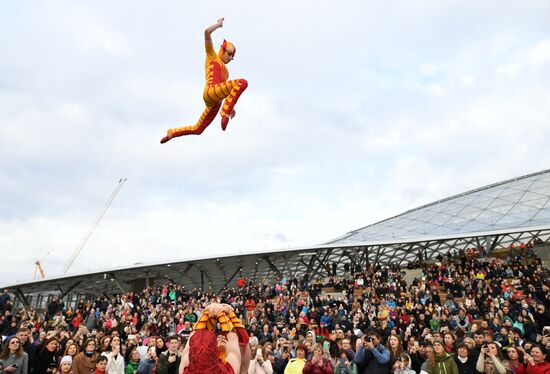 Артисты Cirque du Soleil открыли летний сезон в парке "Зарядье"