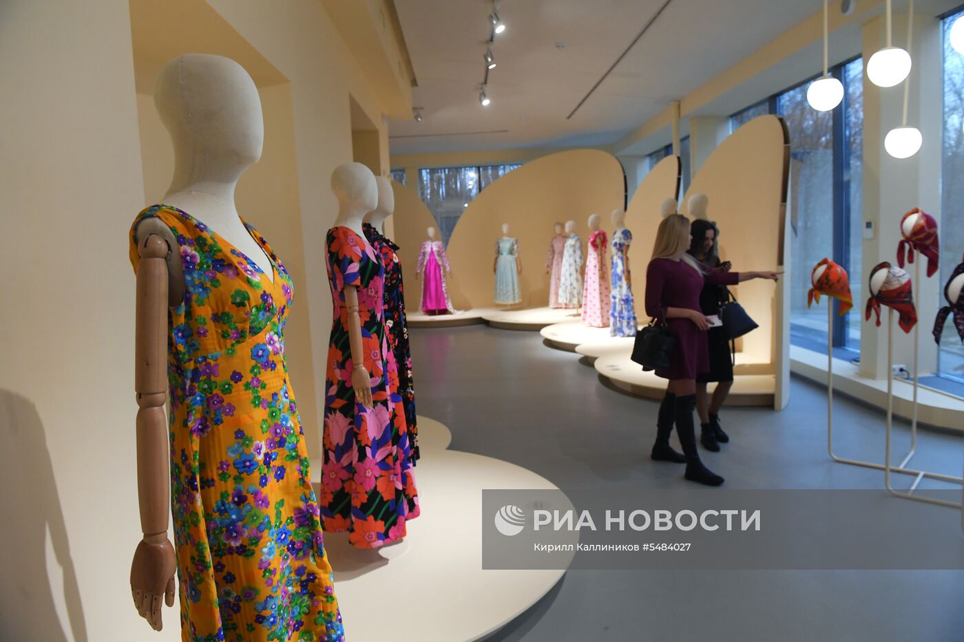 Открытие выставки исторических костюмов XX века из коллекции А. Васильева