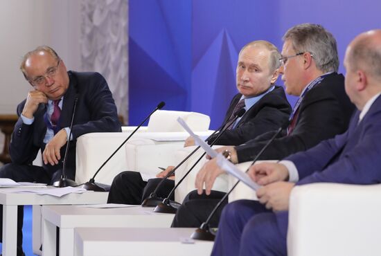 Рабочая поездка президента РФ В. Путина в Санкт-Петербург
