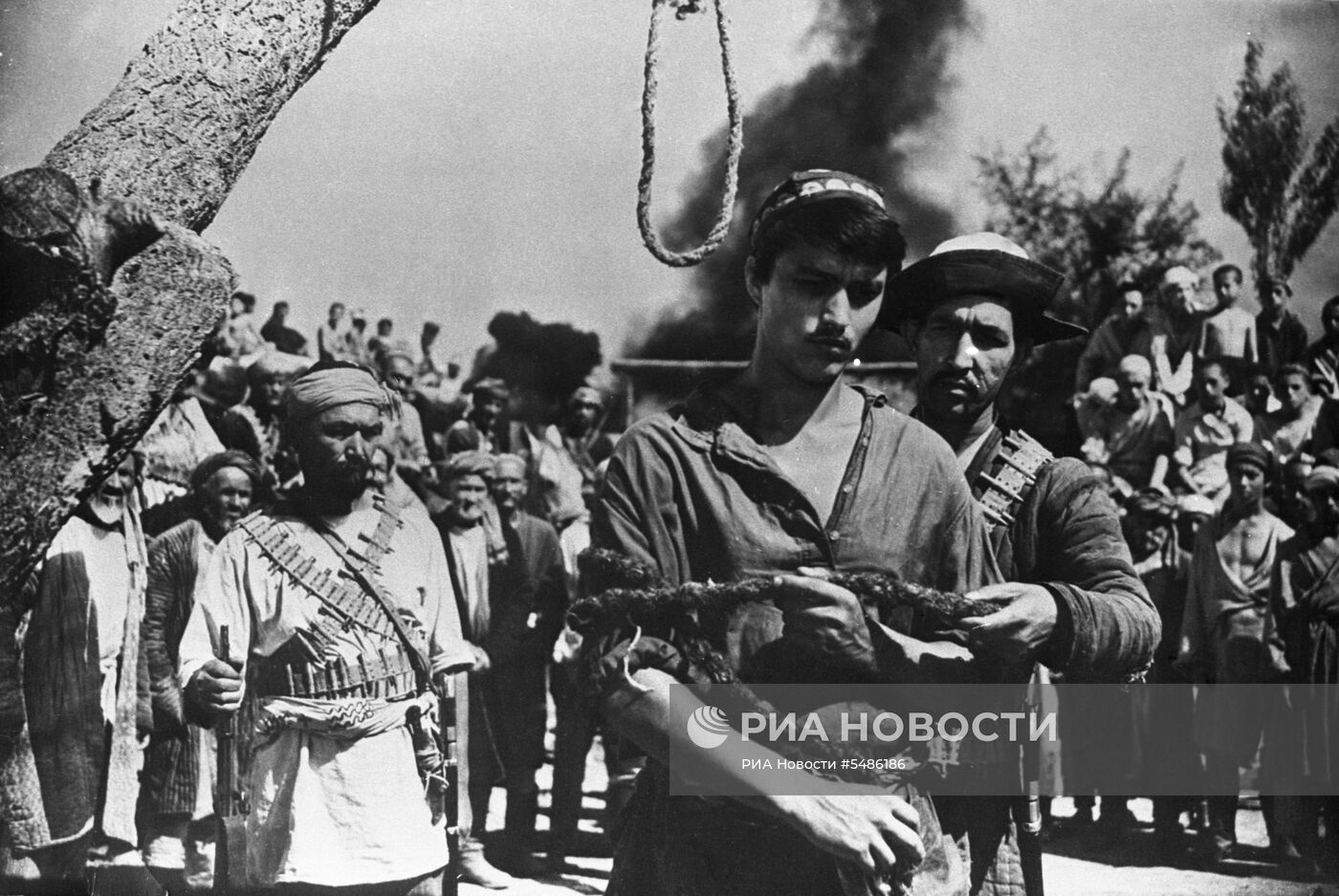 кадр из фильма "Буря над Азией"
