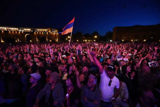 Митинг сторонников оппозиции после выборов премьер-министра в Армении
