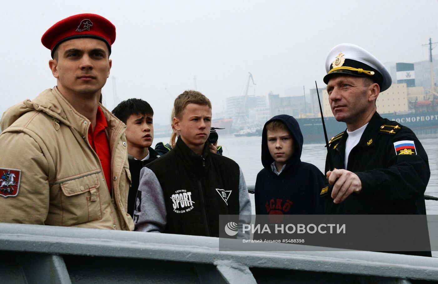 Передача детских писем российским морякам на борту ракетного крейсера "Варяг"