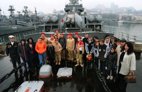 Передача детских писем российским морякам на борту ракетного крейсера "Варяг"
