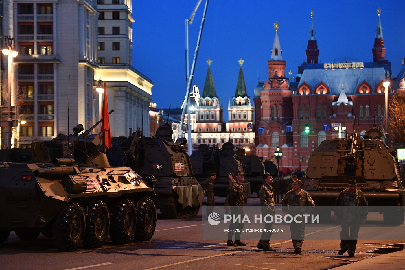 Ночная репетиция парада Победы на Красной площади