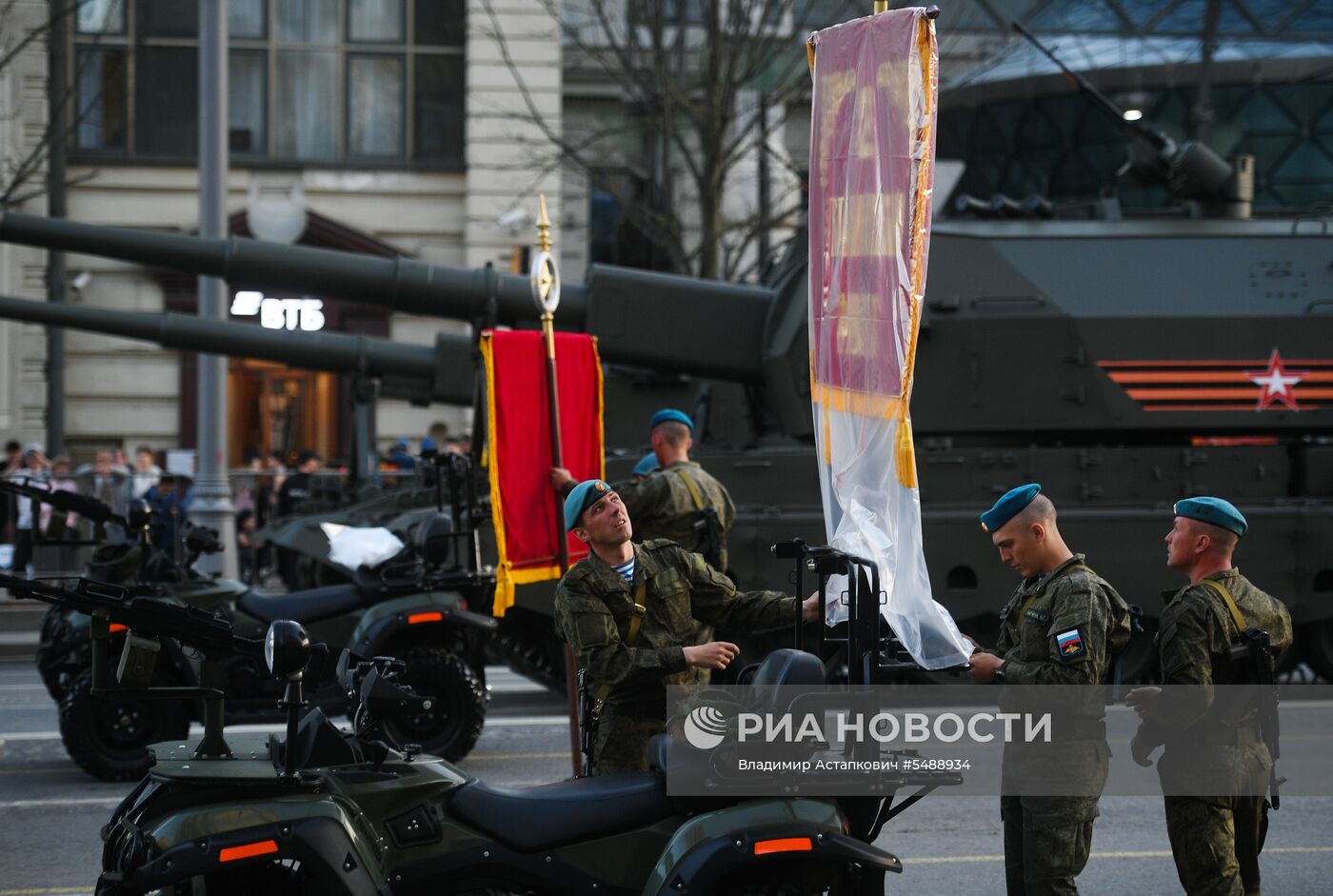 Ночная репетиция парада Победы на Красной площади