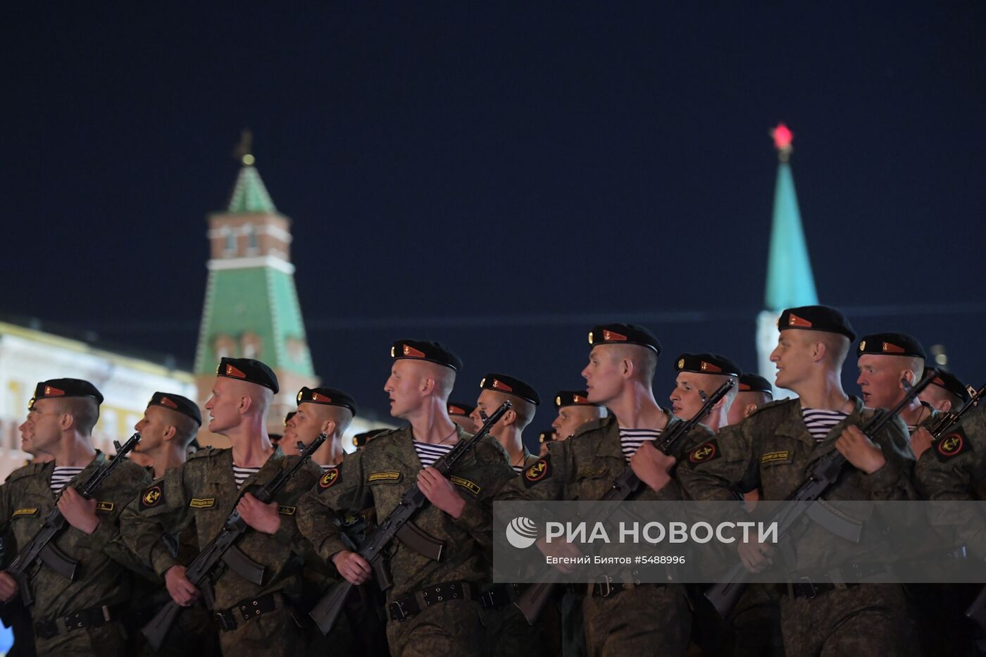 Ночная репетиция парада Победы на Красной площади