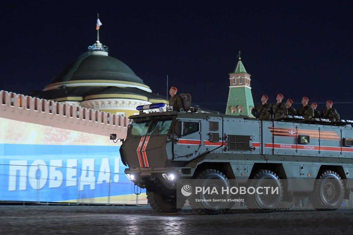 Ночная репетиция парада Победы на Красной площади