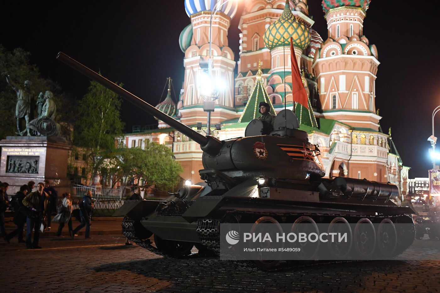 Ночная репетиция парада Победы на Красной площади