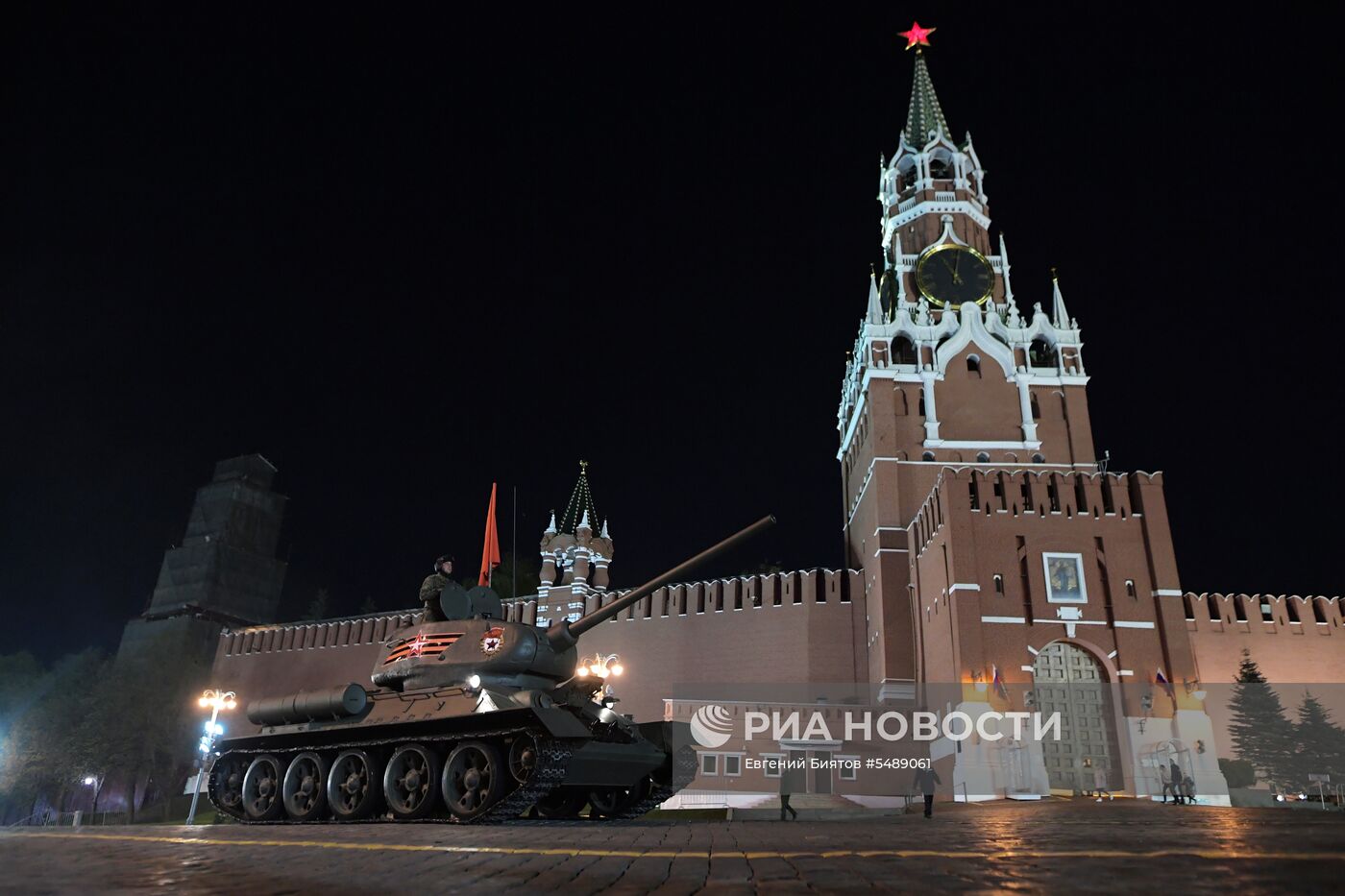 Ночная репетиция парада Победы на Красной площади