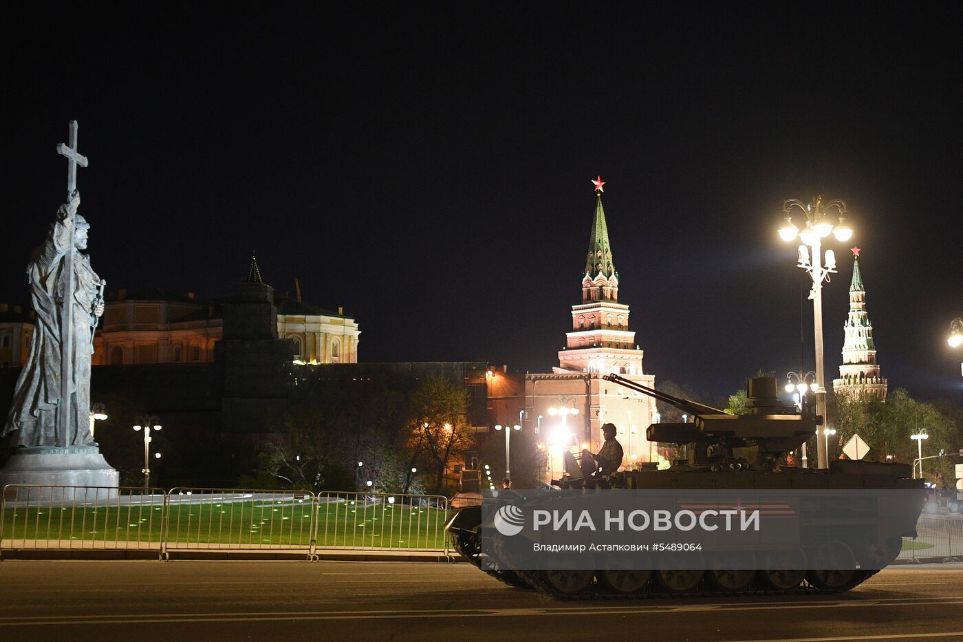 Ночная репетиция парада Победы на Красной площади