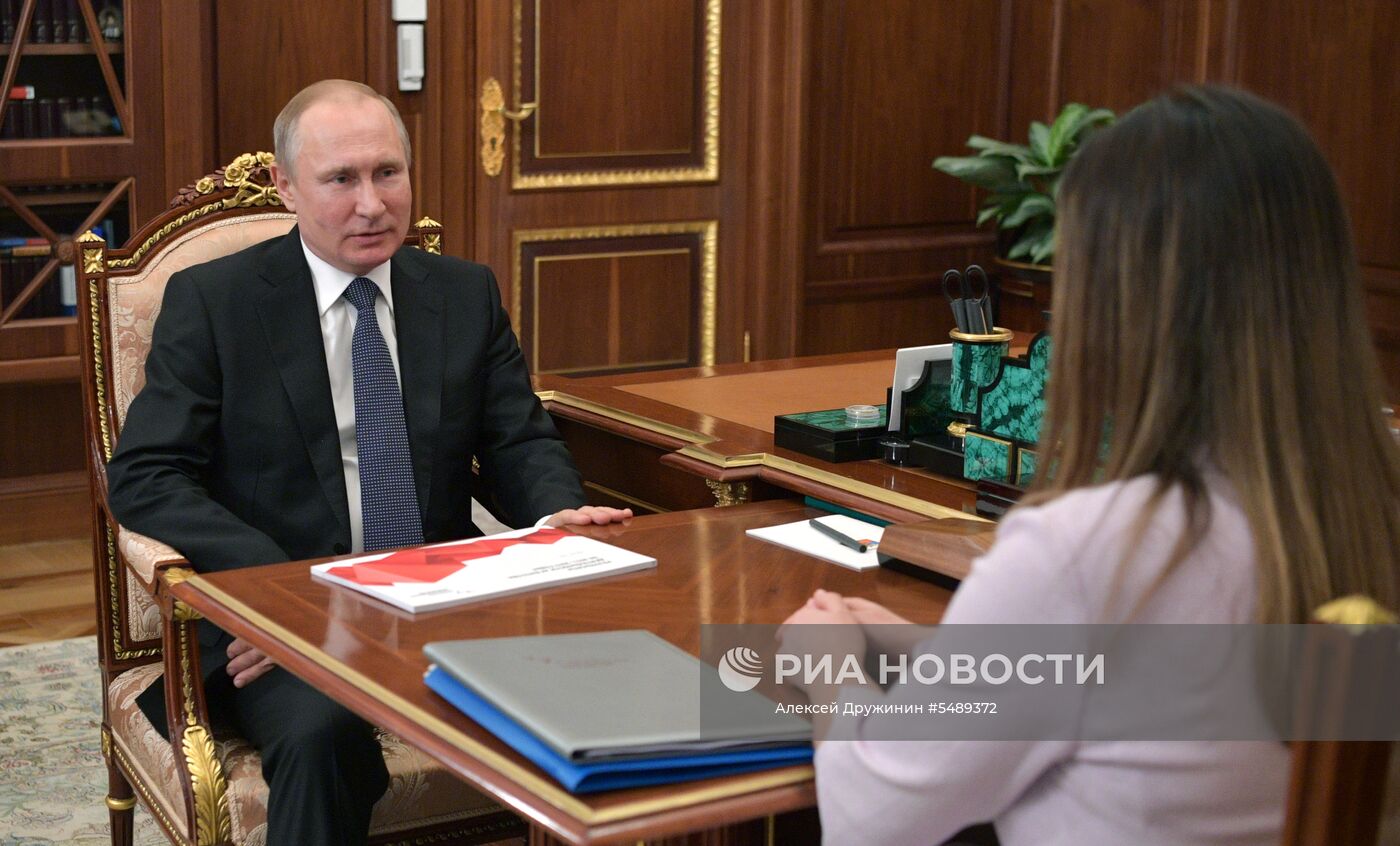 Рабочая встреча президента РФ В. Путина с генеральным директором АСИ С. Чупшевой