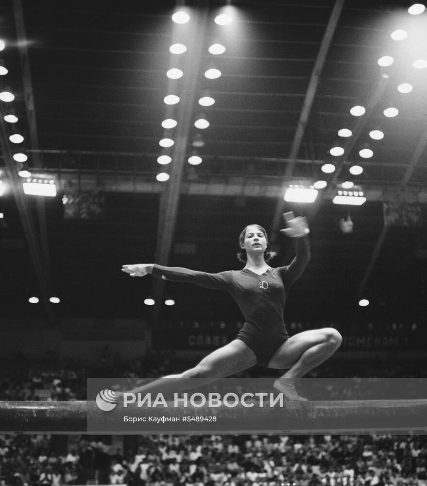 Советская гимнастка Людмила Турищева