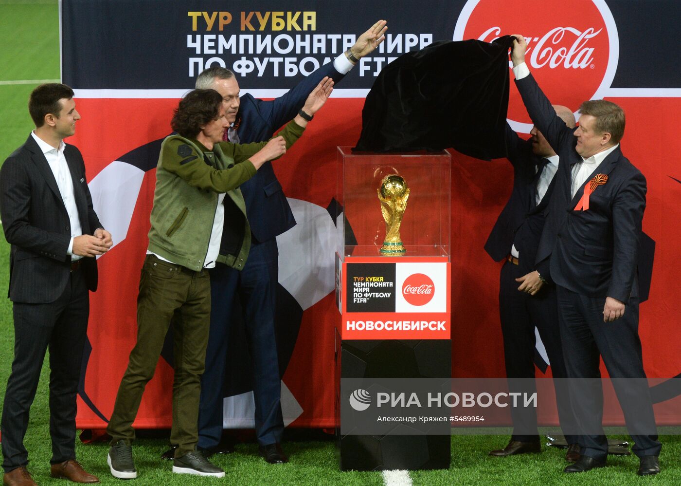 Кубок ЧМ-2018 по футболу представили в Новосибирске