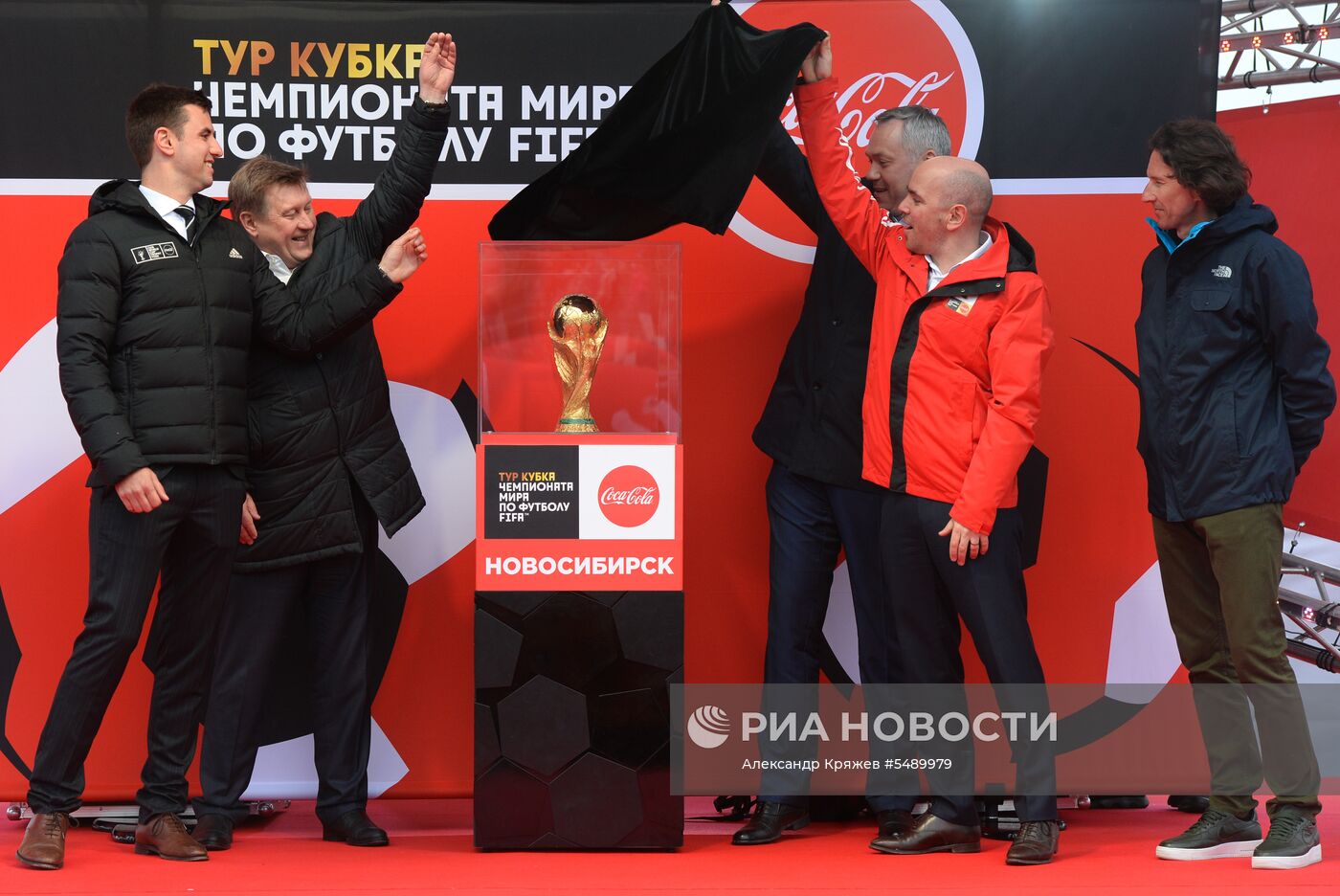 Кубок ЧМ-2018 по футболу представили в Новосибирске