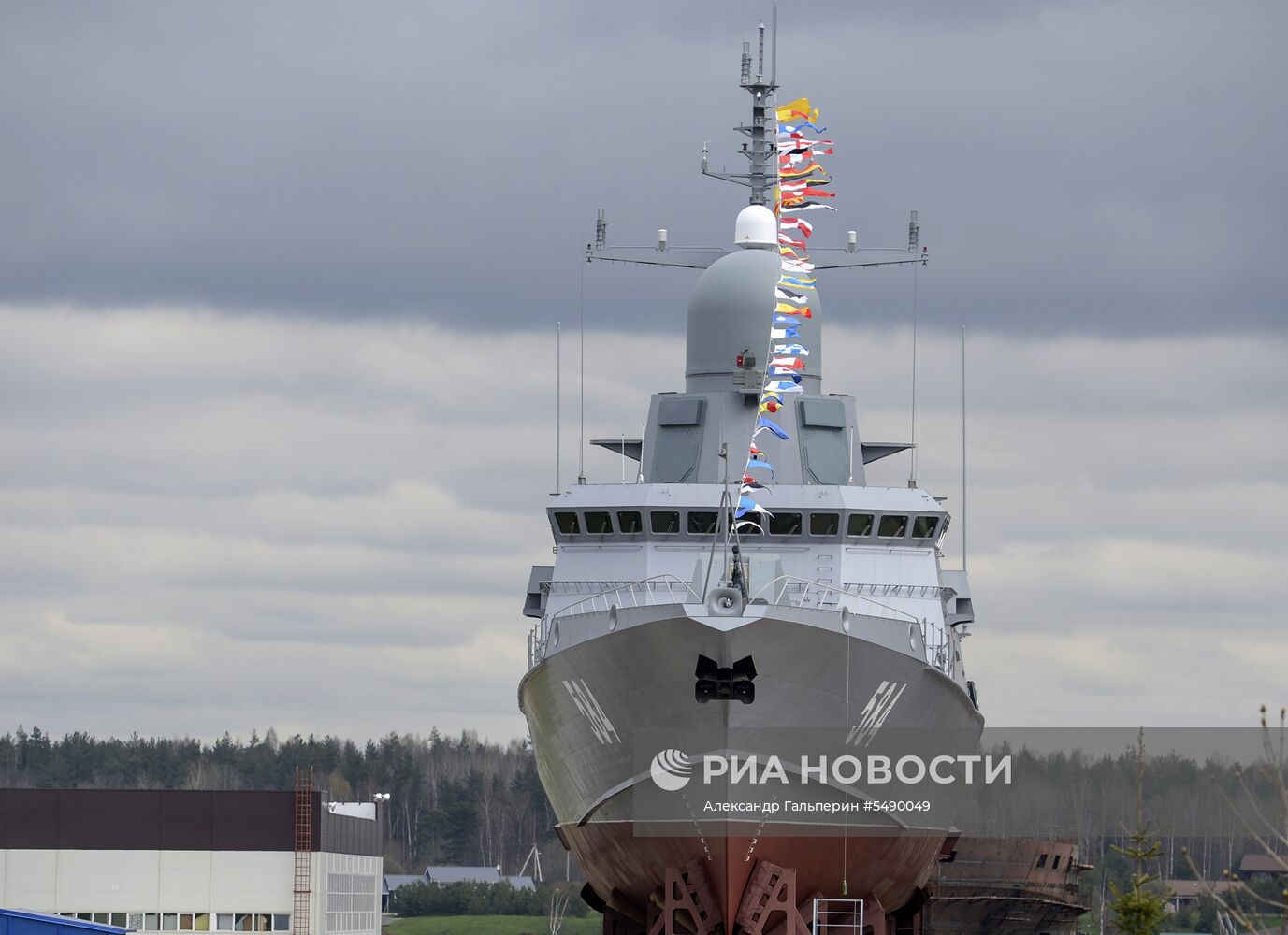 Спуск на воду ракетного корабля  "Шквал" в Санкт-Петербурге