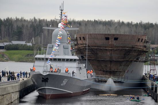 Спуск на воду ракетного корабля  "Шквал" в Санкт-Петербурге
