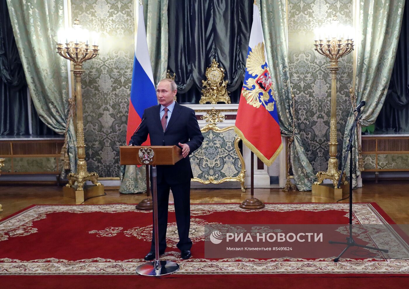 Президент РФ В. Путин провел встречу с членами правительства в Кремле
