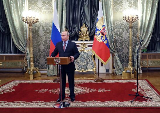 Президент РФ В. Путин провел встречу с членами правительства в Кремле