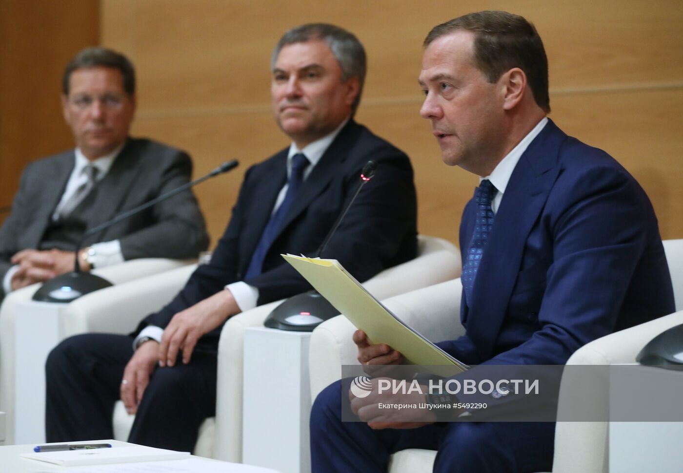 Кандидат на пост премьер-министра РФ Д. Медведев встретился с депутатами фракции «Единая Россия» в Госдуме РФ