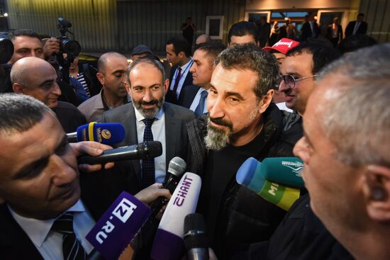 Американский рок-музыкант Серж Танкян приехал в Ереван