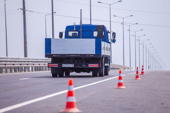 Тестовые испытания российских беспилотных автомобилей на автоподходах к Крымскому мосту