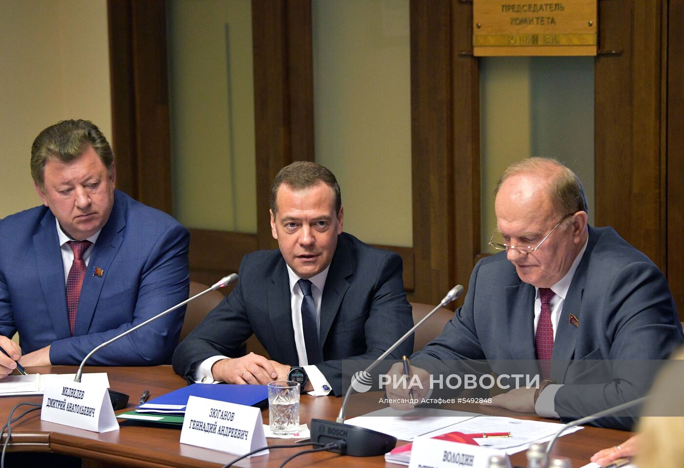 Кандидат на пост премьер-министра РФ Д. Медведев встретился с депутатами фракции КПРФ в Госдуме РФ