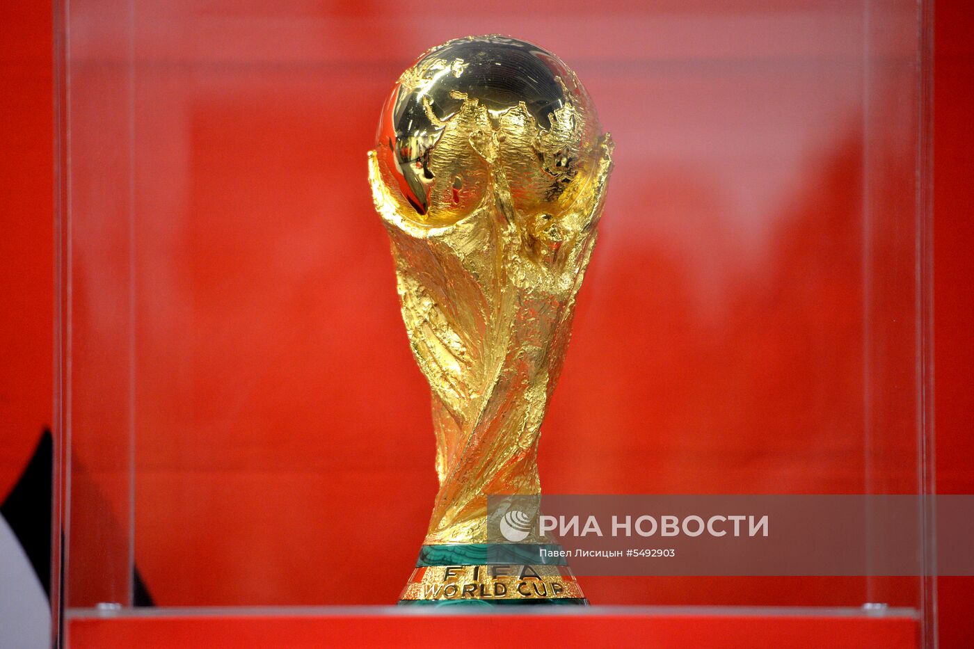 Кубок ЧМ-2018 по футболу представили в Екатеринбурге
