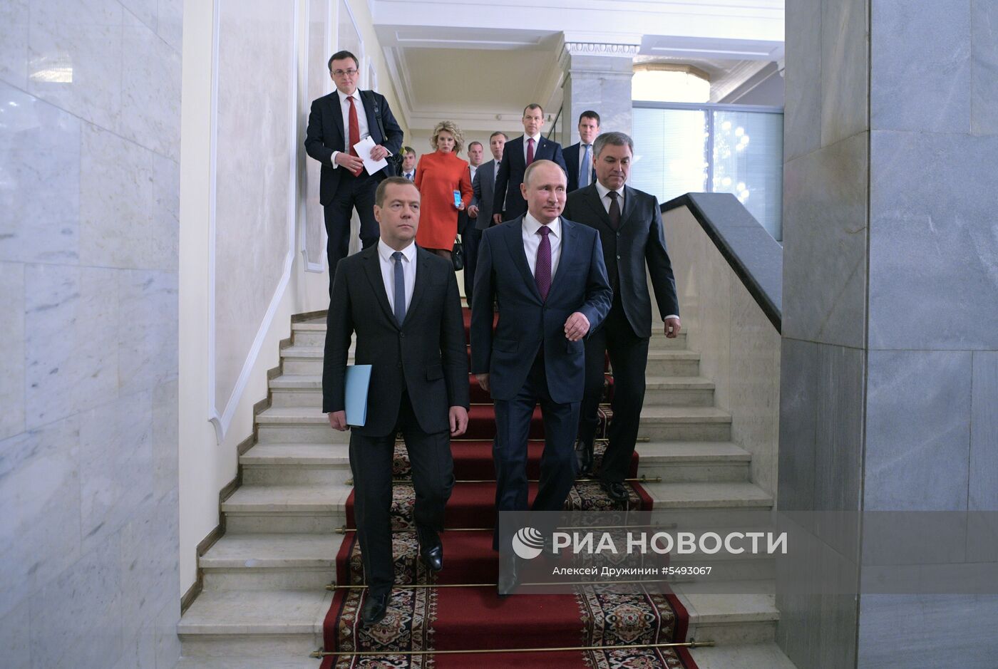 Президент РФ В. Путин и кандидат на пост премьер-министра РФ Д. Медведев приняли участие в пленарном заседании Госдумы РФ