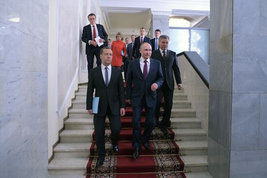 Президент РФ В. Путин и кандидат на пост премьер-министра РФ Д. Медведев приняли участие в пленарном заседании Госдумы РФ