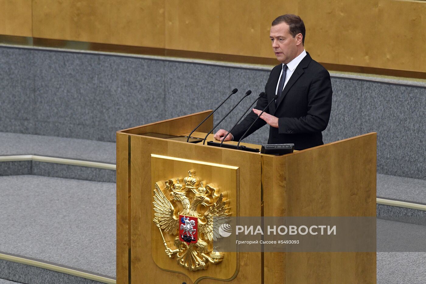 Президент РФ В. Путин и кандидат на пост премьер-министра РФ Д. Медведев приняли участие в пленарном заседании Госдумы РФ