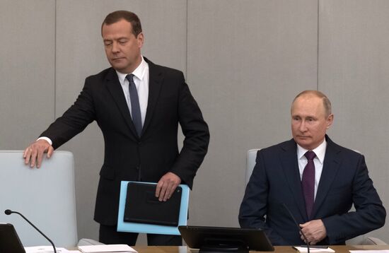 Президент РФ В. Путин и кандидат на пост премьер-министра РФ Д. Медведев приняли участие в пленарном заседании Госдумы РФ