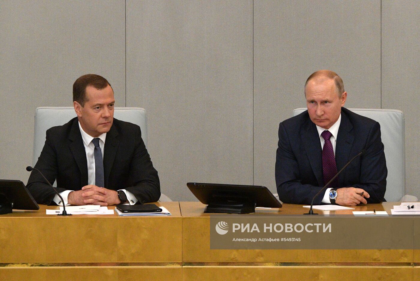 Президент РФ В. Путин и кандидат на пост премьер-министра РФ Д. Медведев приняли участие в пленарном заседании Госдумы РФ