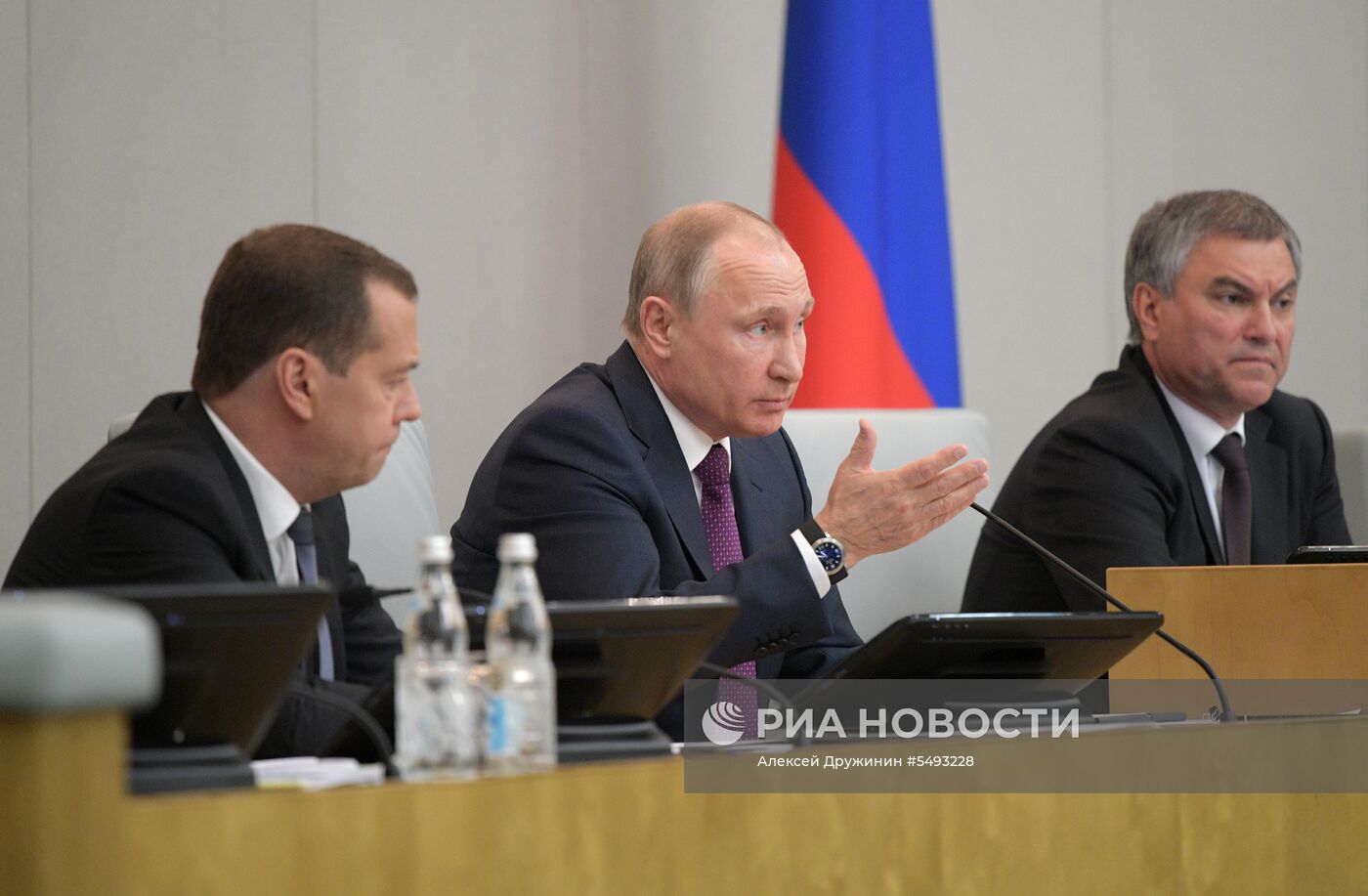 Президент РФ В. Путин и кандидат на пост премьер-министра РФ Д. Медведев приняли участие в пленарном заседании Госдумы РФ