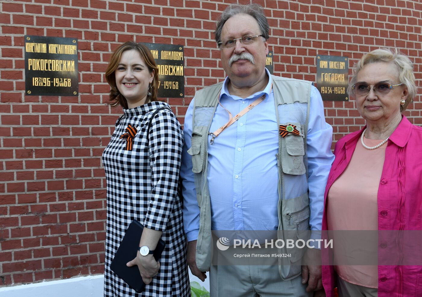 Возложение цветов родственниками полководцев ВОВ у Кремлевской стены