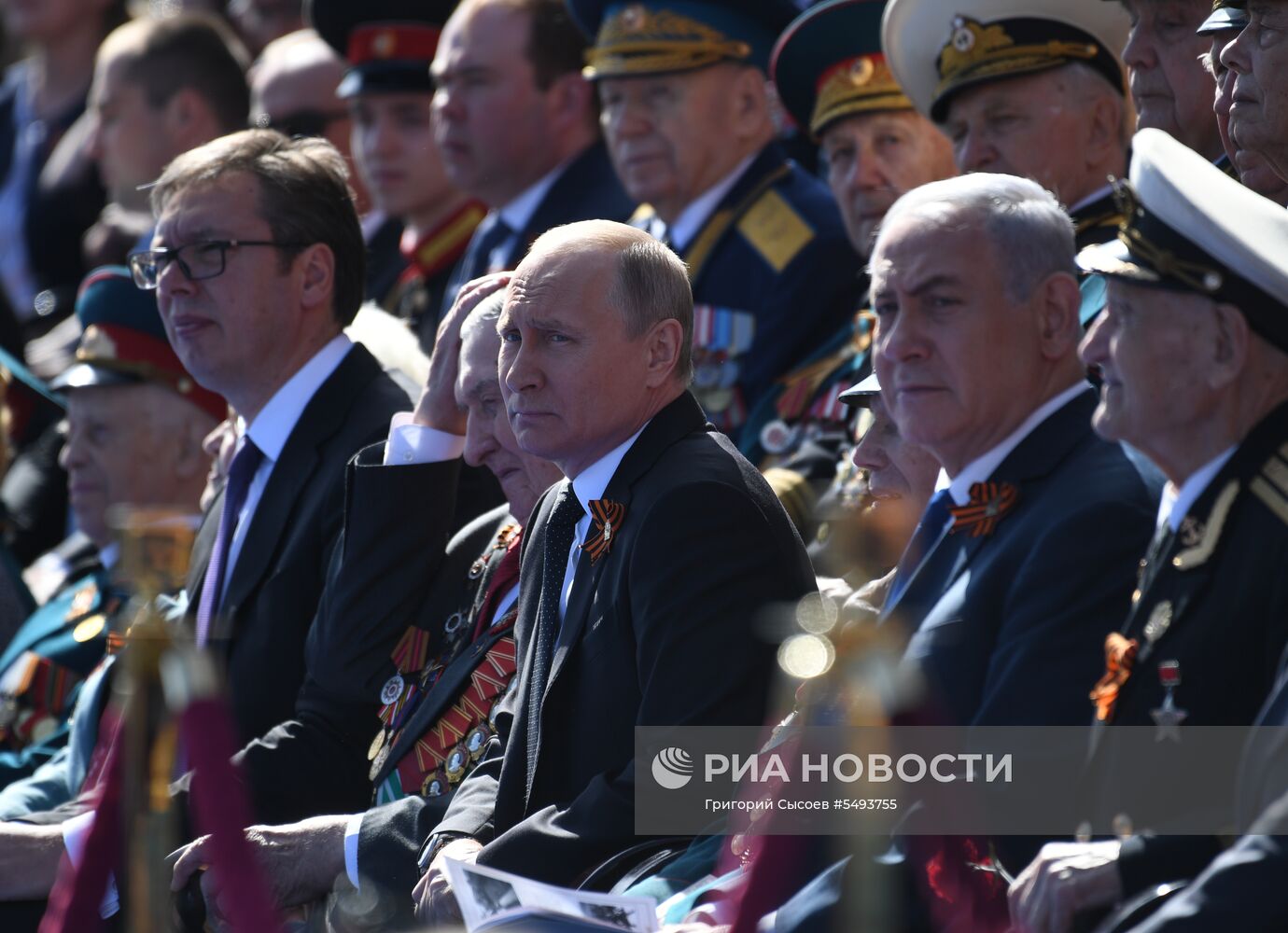 Президент РФ В.Путин и премьер-министр РФ Д.Медведев на военном параде в честь 73-й годовщины Победы в ВОВ