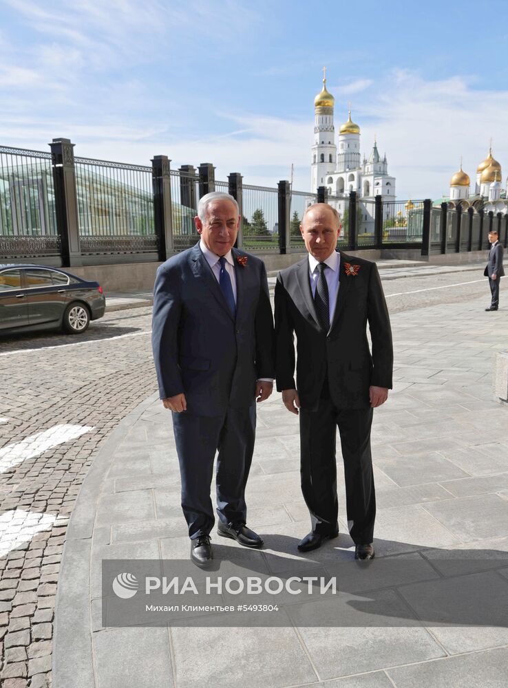 Президент РФ В.Путин и премьер-министр РФ Д.Медведев на военном параде в честь 73-й годовщины Победы в ВОВ