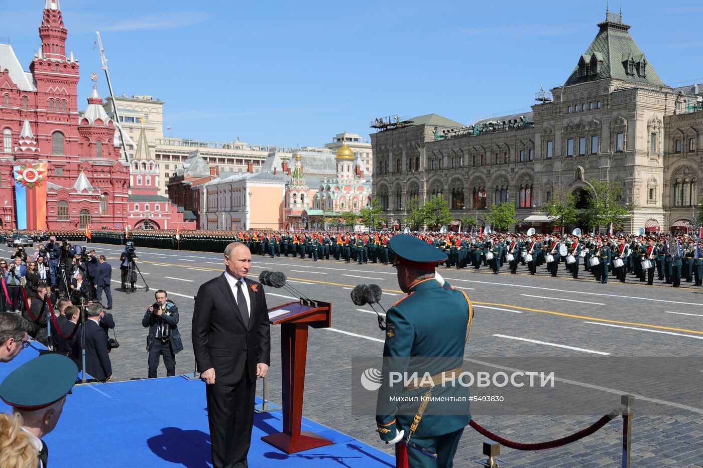 Президент РФ В.Путин и премьер-министр РФ Д.Медведев на военном параде в честь 73-й годовщины Победы в ВОВ