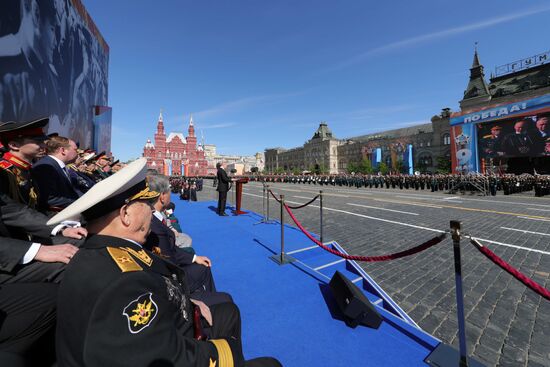 Президент РФ В.Путин и премьер-министр РФ Д.Медведев на военном параде в честь 73-й годовщины Победы в ВОВ