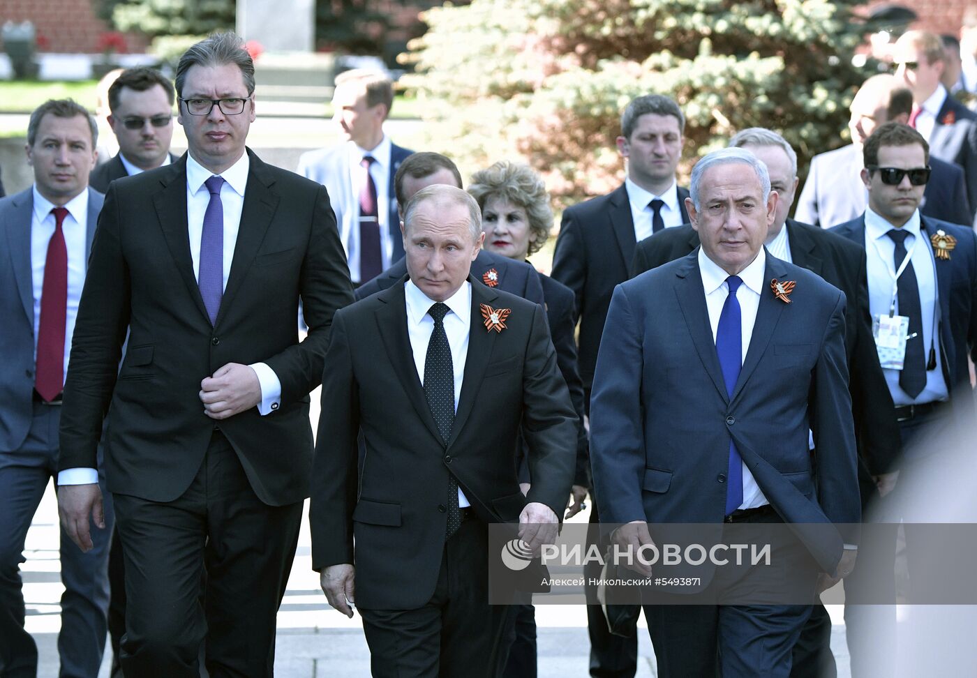 Президент РФ В.Путин и премьер-министр РФ Д.Медведев на военном параде в честь 73-й годовщины Победы в ВОВ