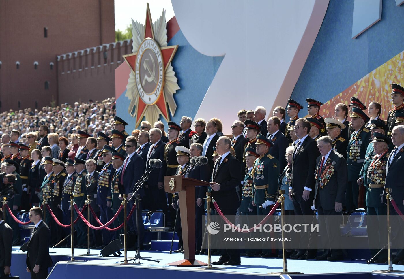 Президент РФ В.Путин и премьер-министр РФ Д.Медведев на военном параде в честь 73-й годовщины Победы в ВОВ