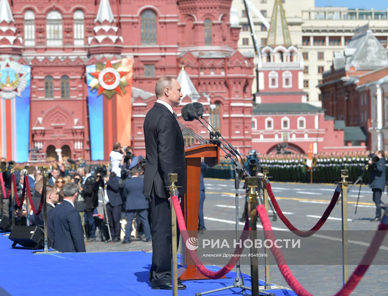 Президент РФ В.Путин и премьер-министр РФ Д.Медведев на военном параде в честь 73-й годовщины Победы в ВОВ