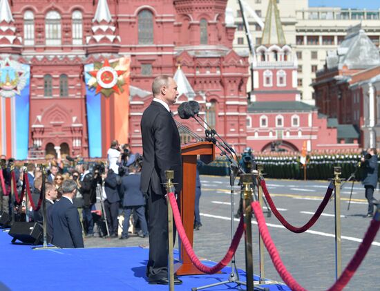 Президент РФ В.Путин и премьер-министр РФ Д.Медведев на военном параде в честь 73-й годовщины Победы в ВОВ