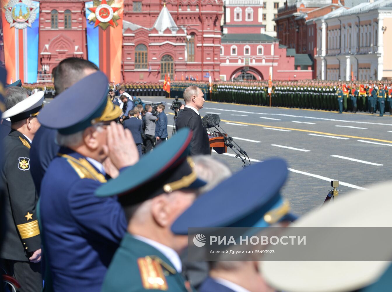 Президент РФ В.Путин и премьер-министр РФ Д.Медведев на военном параде в честь 73-й годовщины Победы в ВОВ