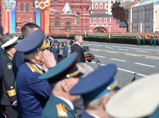 Президент РФ В.Путин и премьер-министр РФ Д.Медведев на военном параде в честь 73-й годовщины Победы в ВОВ