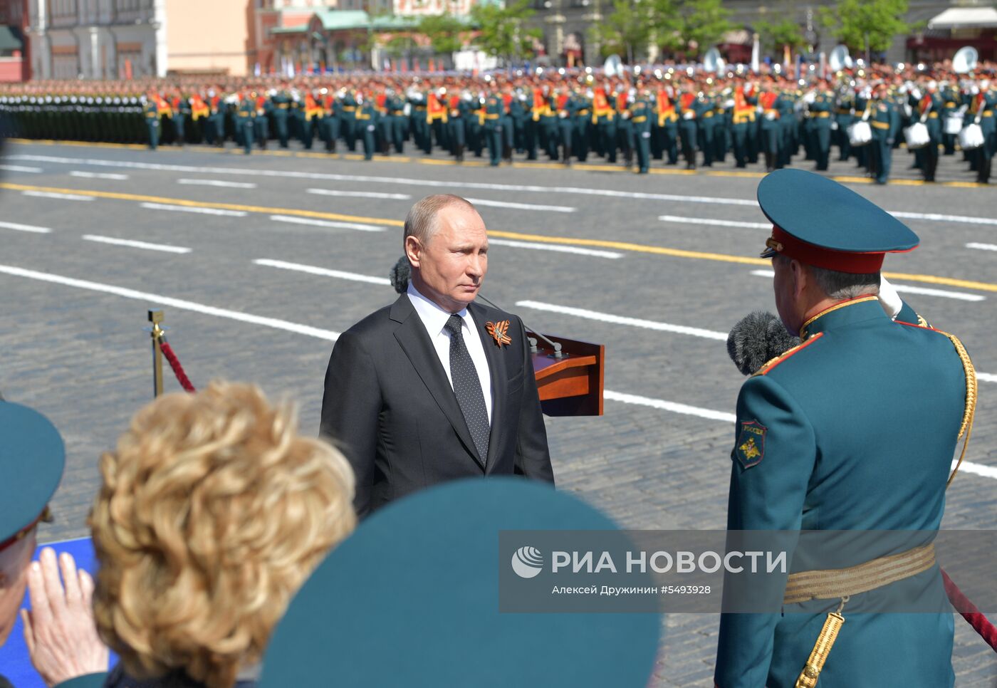 Президент РФ В.Путин и премьер-министр РФ Д.Медведев на военном параде в честь 73-й годовщины Победы в ВОВ