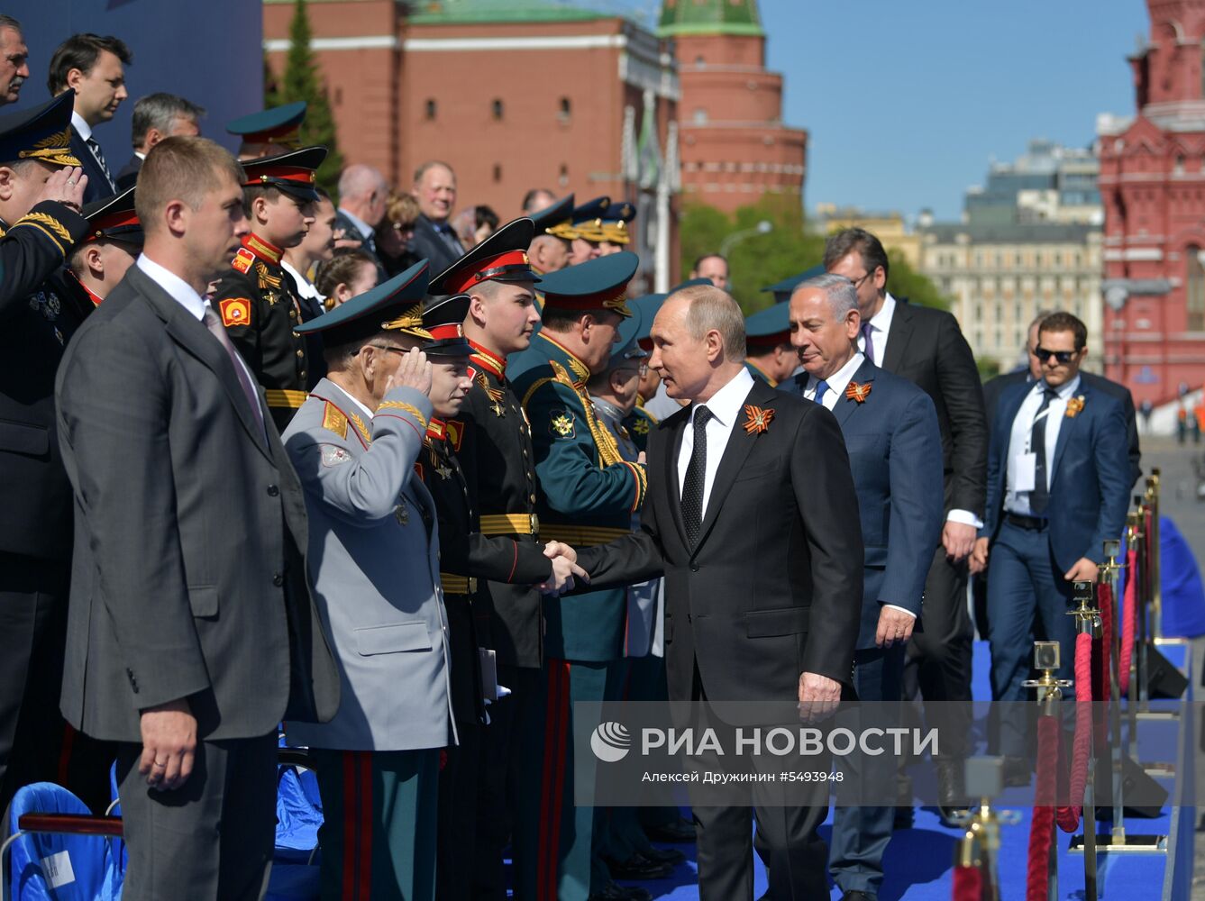 Президент РФ В.Путин и премьер-министр РФ Д.Медведев на военном параде в честь 73-й годовщины Победы в ВОВ