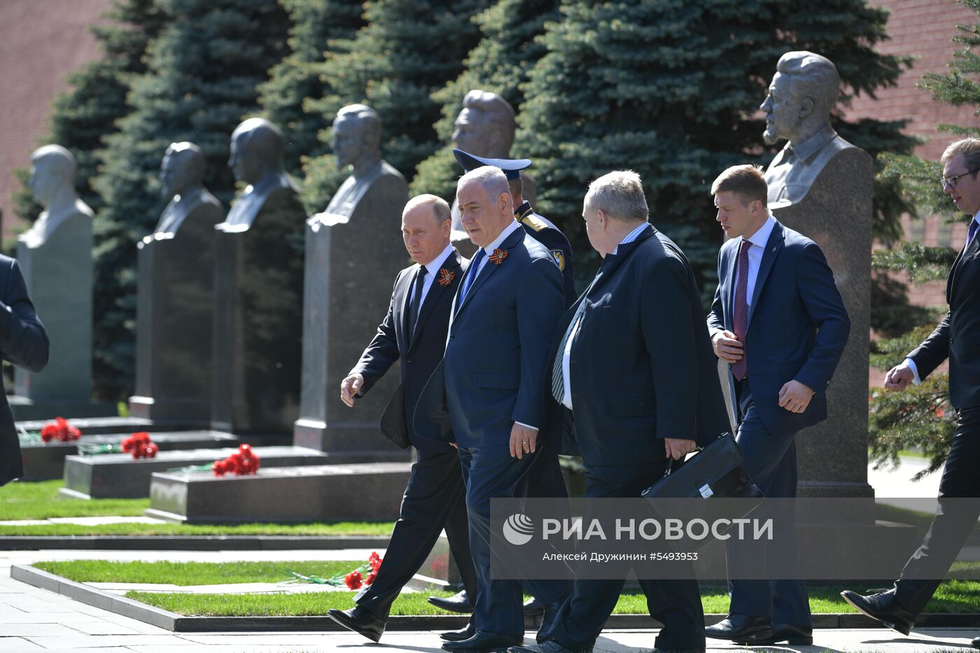 Президент РФ В.Путин и премьер-министр РФ Д.Медведев на военном параде в честь 73-й годовщины Победы в ВОВ